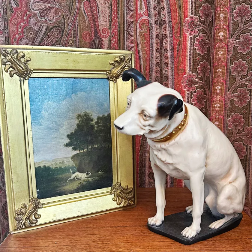 Maria Ekmanilla on parsonrusselin-terrieri, ja koirat kiehtovat esineissäkin. Englantilainen maalaus ja His Master’s Voice -mainospatsas ovat Schulmanin Taide- ja Antiikkiliikeestä.