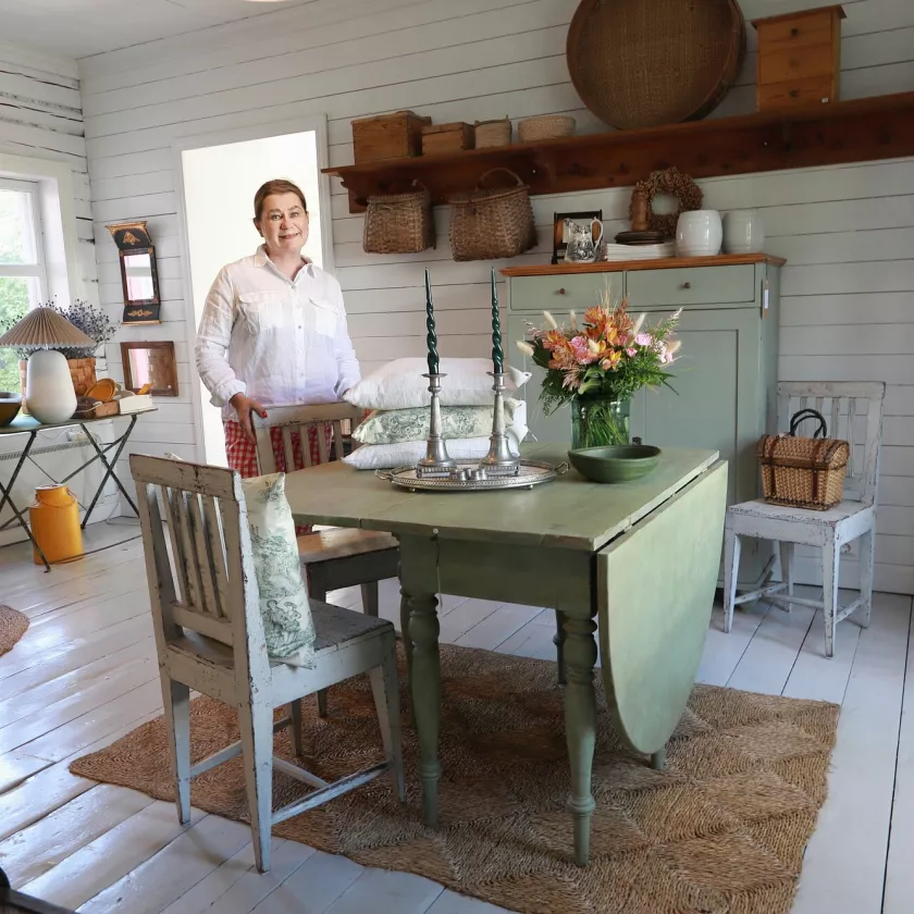 Heidi Helén pitää Antik Heléniä siirretyssä talossa kotipihallaan. Hän laittaa mielellään myymälää aina uudella tavalla kauniiksi.