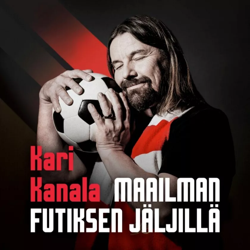 Kari Kanala maailmanfutiksen jäljillä -podcast-sarjan logo. Arsenalin puna-valkoiseen kaulahuiviin pukeutunut Kari pitelee jalkapalloa käsissään.