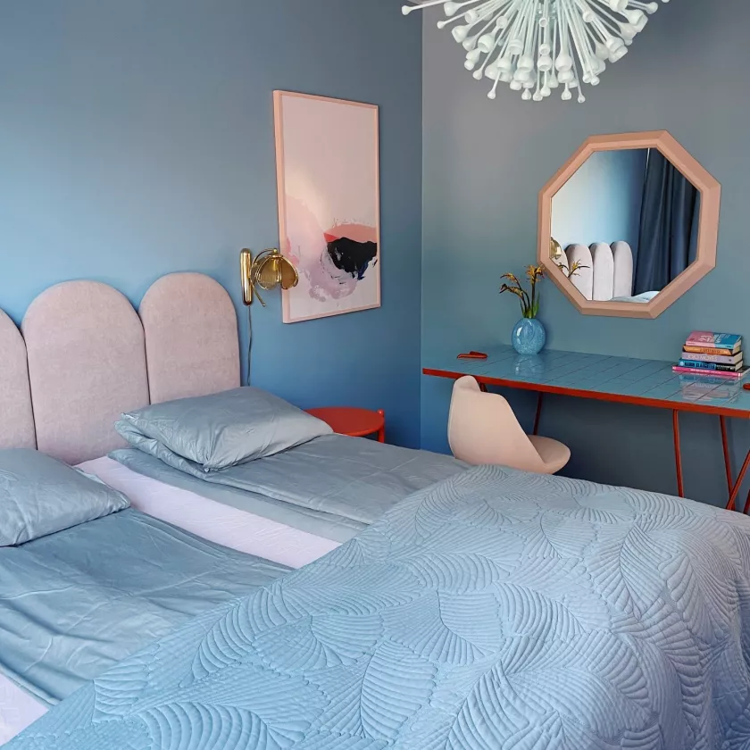 Irene Naakan airbnb-asunnon makuuhuone maalauksen ja kalustuksen jälkeen.