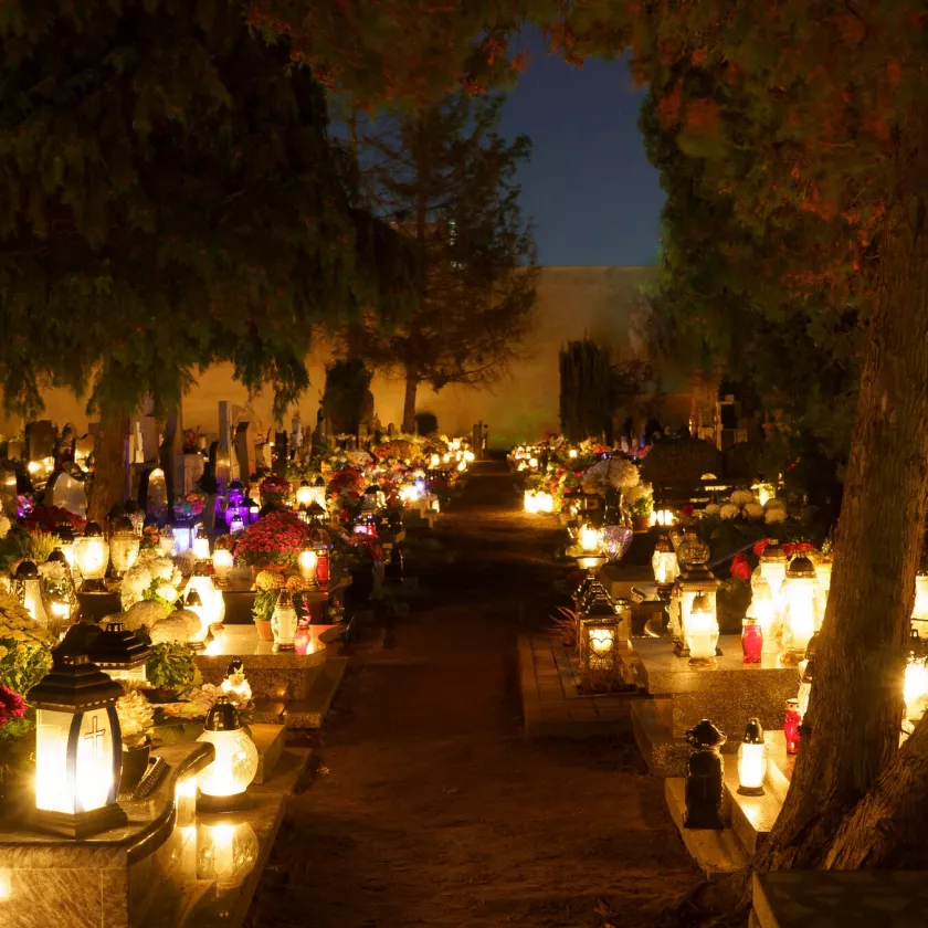 Paljon kynttilöitä hautausmaalla.