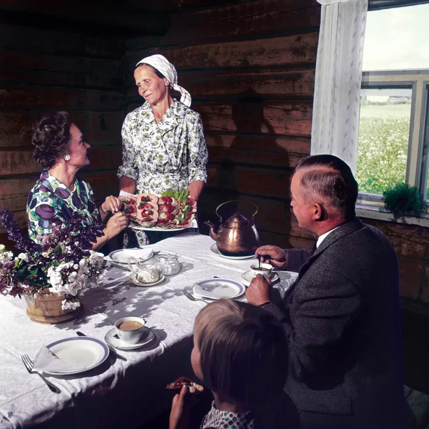 Perhe kahvipöydässä 1960-luvulla.