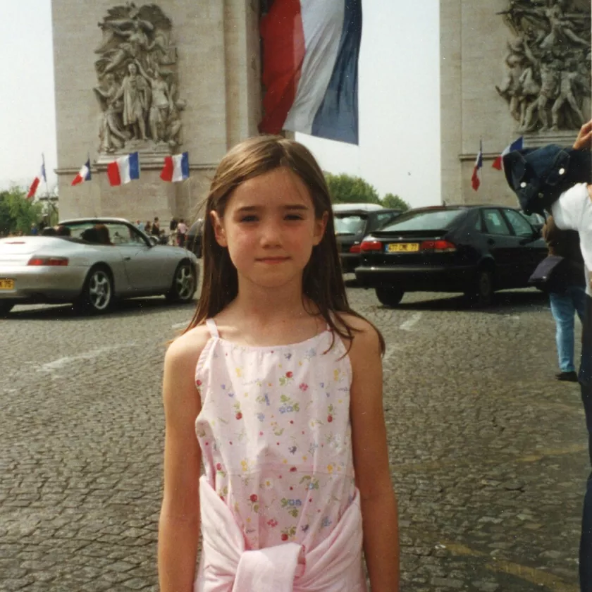 Linnea Leino seisoo Riemukaaren edessä Pariisissa vuonna 2002.