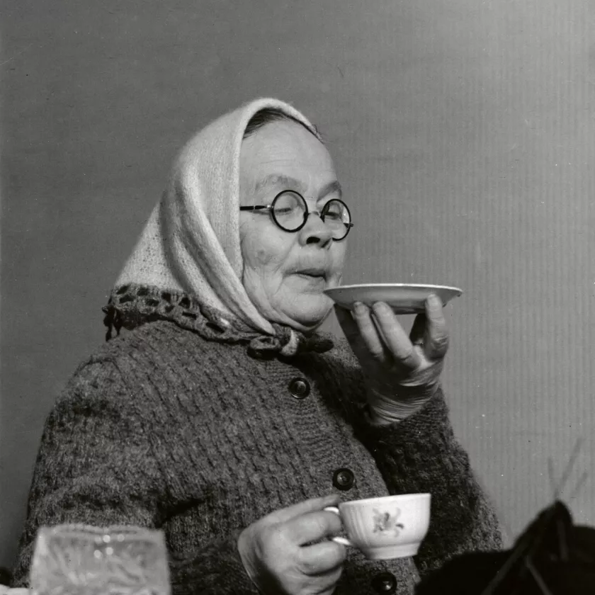Mummo juo kahvia tassilta vuonna 1946