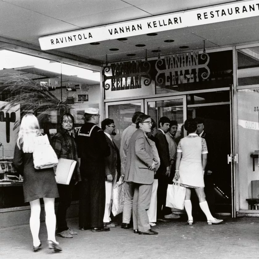 Asiakkaat jonottavat ravintola Vanhan Kellariin Helsingissä vuonna 1975.