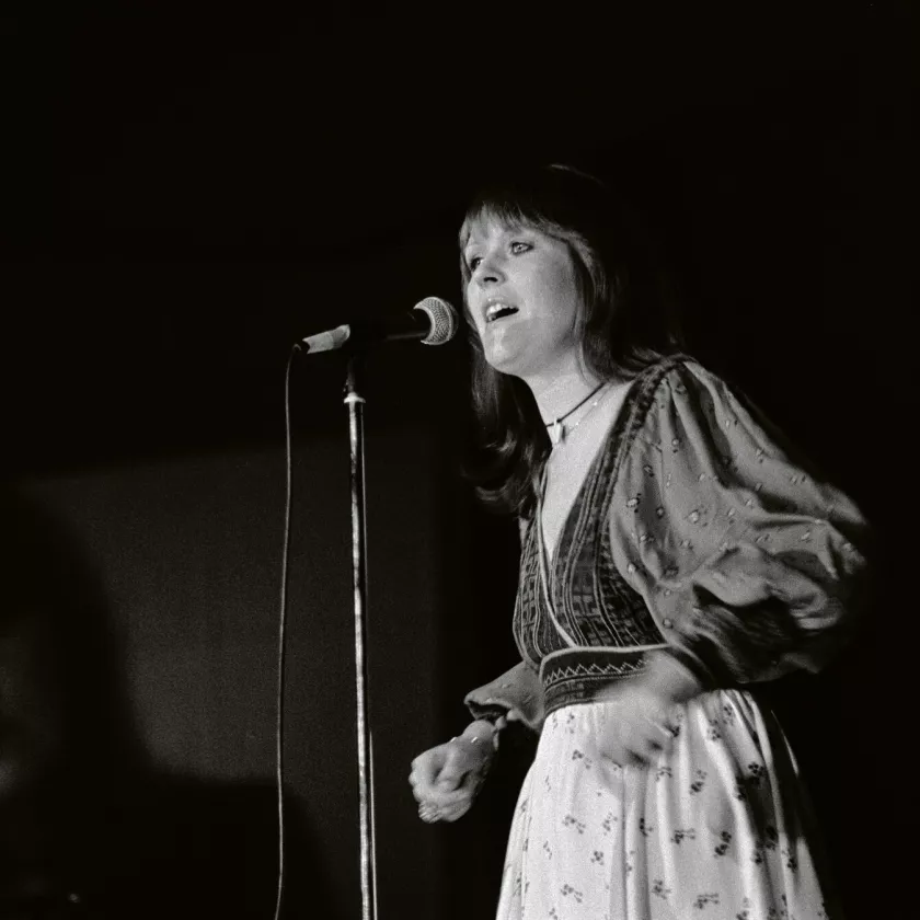 Lea Laven  laulaa mikrofoniin. Kuva on vuoden 1975 Tähtiparaati-kiertueelta Helsingin Kulttuuritalolta.  