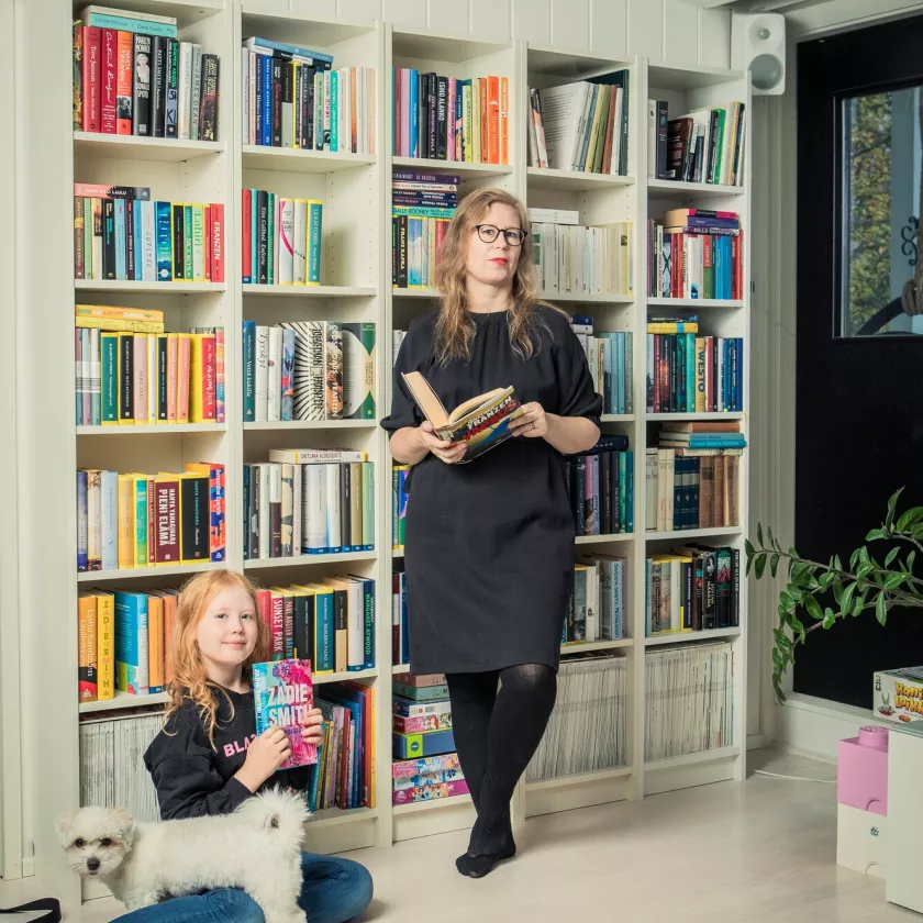 Anne Valkeapää vaihtaa olohuoneen kirjahyllynsä järjestystä aika ajoin samalla, kun karsii kirjoja. Selma-tyttärellä on huoneessaan oma kirjahylly.