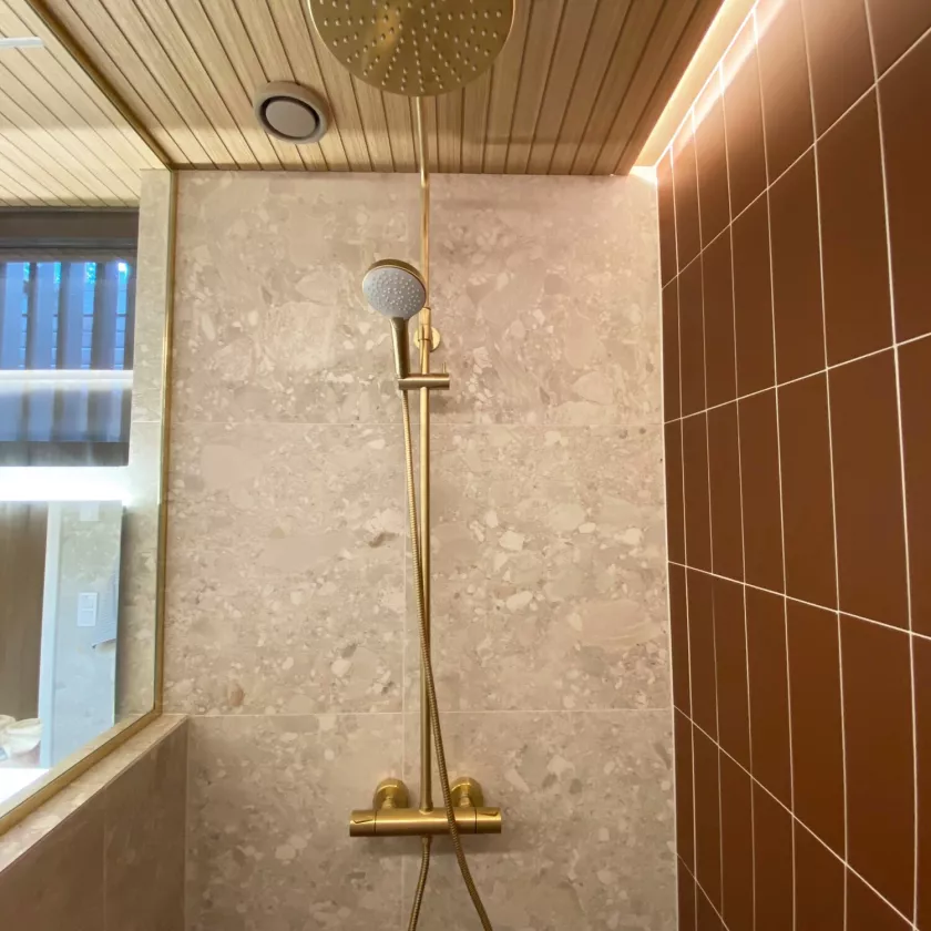 Maija Marvailan kylpyhuoneen suihkunurkkaus remontin jälkeen.
