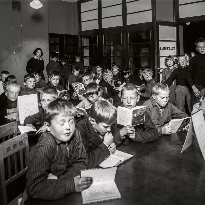 Hiljaa ja siivosti näyttäisivät lapset lukevan Oulun kaupunginkirjaston lastenosastolla vuonna 1932.