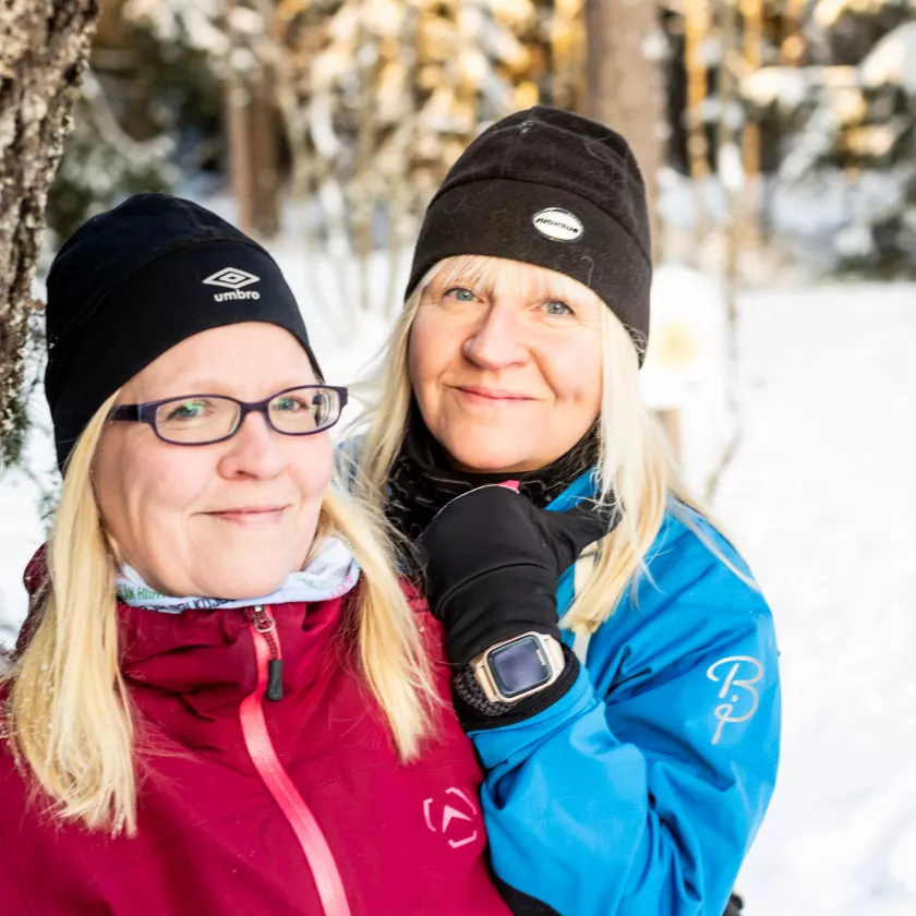 Siskokset Katja Croell ja Anu Rautiainen. Rautiaisella on urheilukello ranteessaan.
