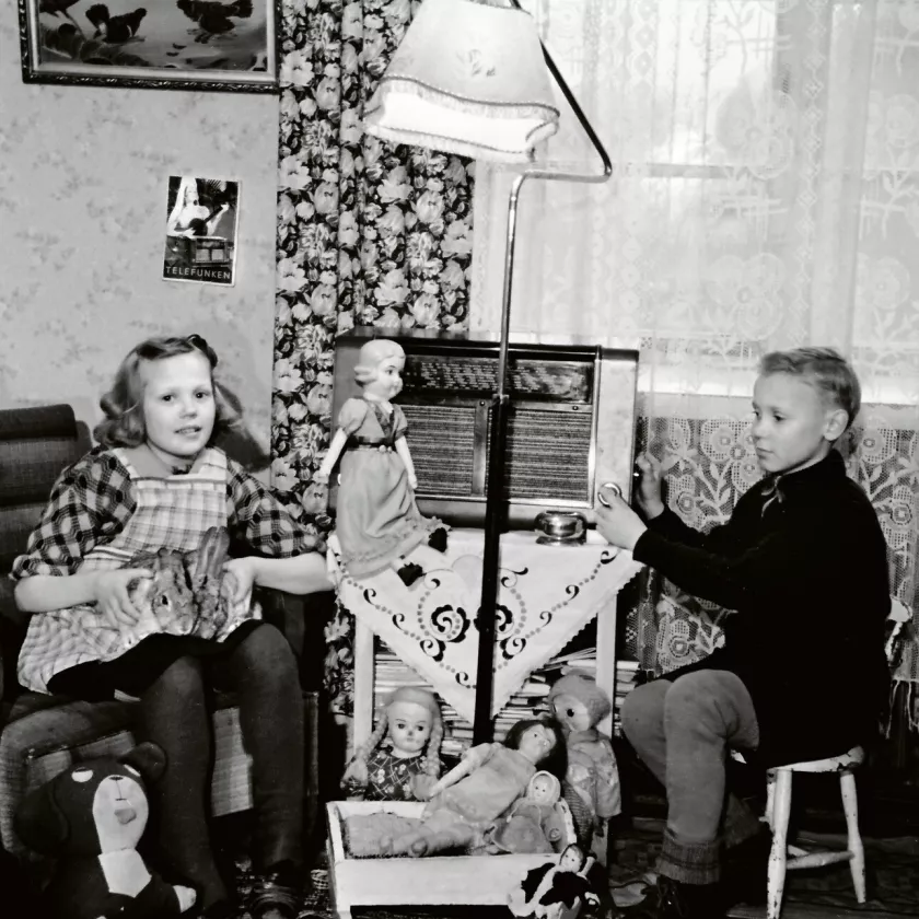 Markus-setääkö piltit kuuntelevat hienosta Telefunken-merkkisestä radiosta? Niin on arvokas radio, että sen mainoskin on liimattu seinään – heti taistelevien metsojen alle. Vuosi on 1944.