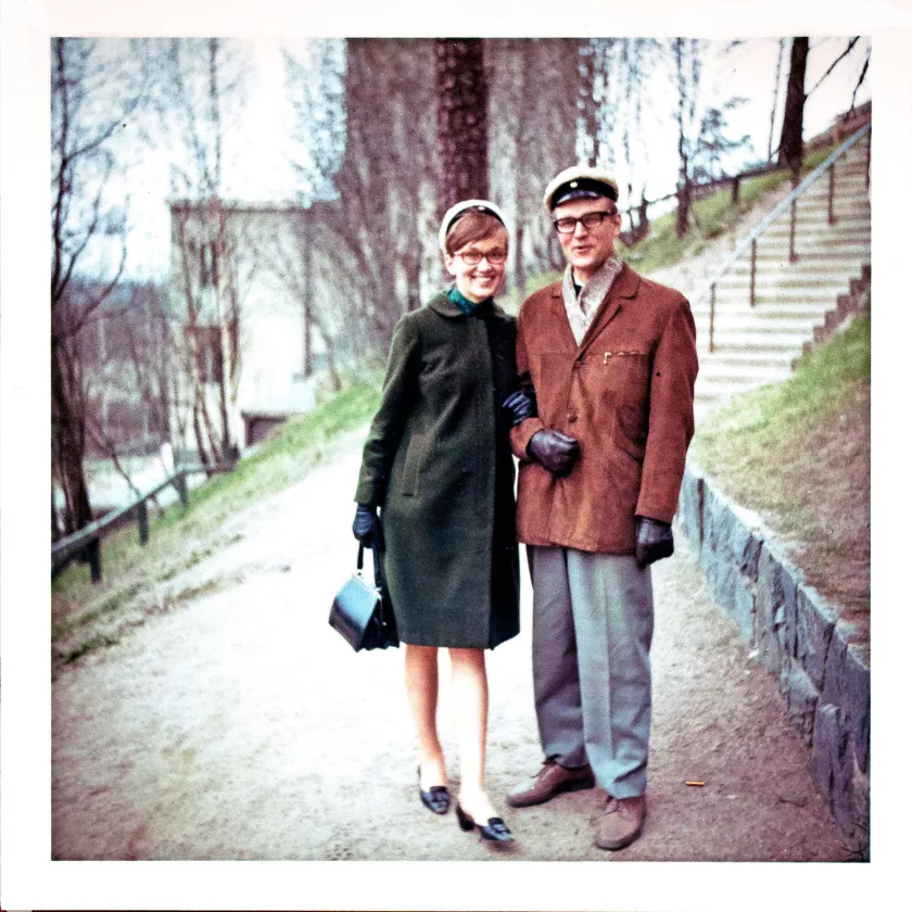 Leila ja Esa Peltonen ylioppilaslakeissaan matkalla Leilan sedän luo vappulounaalle vuonna 1967, kuukausi häiden jälkeen. 