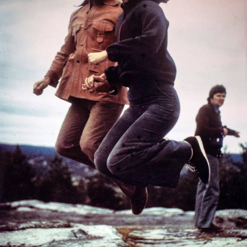 Leila ja Esa Peltonen hyppäävät ilmaan Rovaniemen Ounasvaaran laella 1970-luvun lopulla. ”Olimme huipulla ja yritimme hypätä vieläkin korkeammalle”, Leila muistelee.