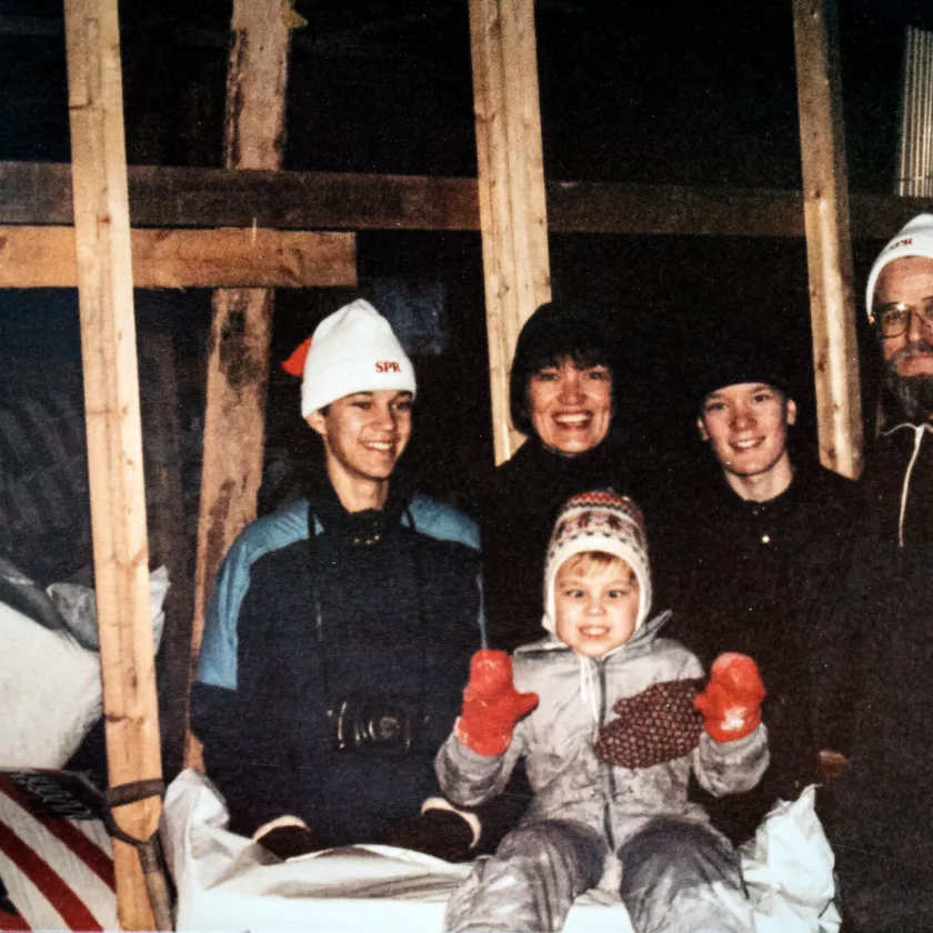 Perhe kodin rakennustyömaalla. Rovaniemen kotia alettiin rakentaa vuonna 1982. Kuvassa myös lapset Lasse, Johanna ja Timo.