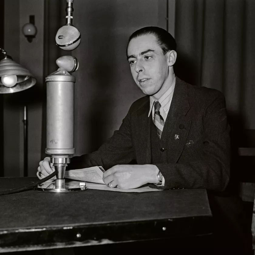 Suomen Yleisradion pitkäaikainen kuuluttaja Carl-Erik Creutz vuonna 1940.