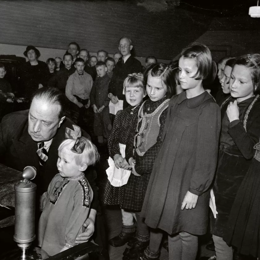 Markus-setä eli Markus Rautio Radion lastentunti -ohjelmassa vuonna 1941.