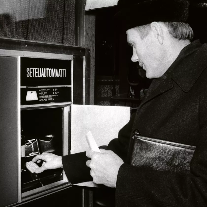 Mies nostaa käteistä seteliautomaatista Kontulassa Helsingissä vuonna 1971.