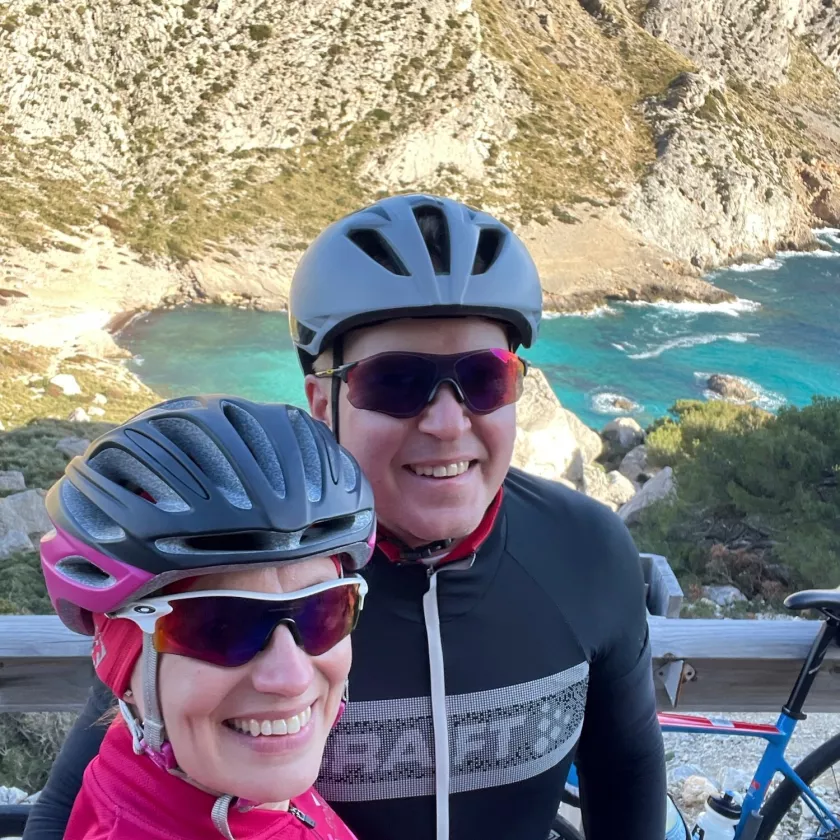 Liikuntahaaste lisäsi yhdessäoloa. Linda (vas.) ja Mikko pyöräilemässä vuoristossa.