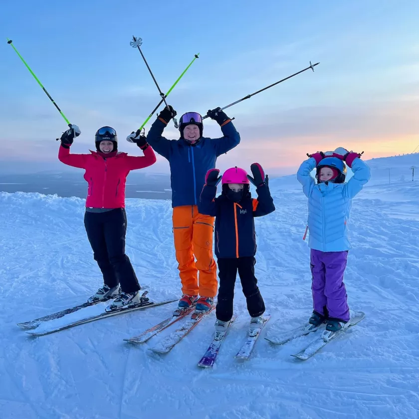 Liikuntahaaste ei koska lapsia, mutta perhe liikkuu myös yhdessä. Linda Kallas (vas.), Mikko Kallas ja perheen kaksi lasta laskettelemassa.