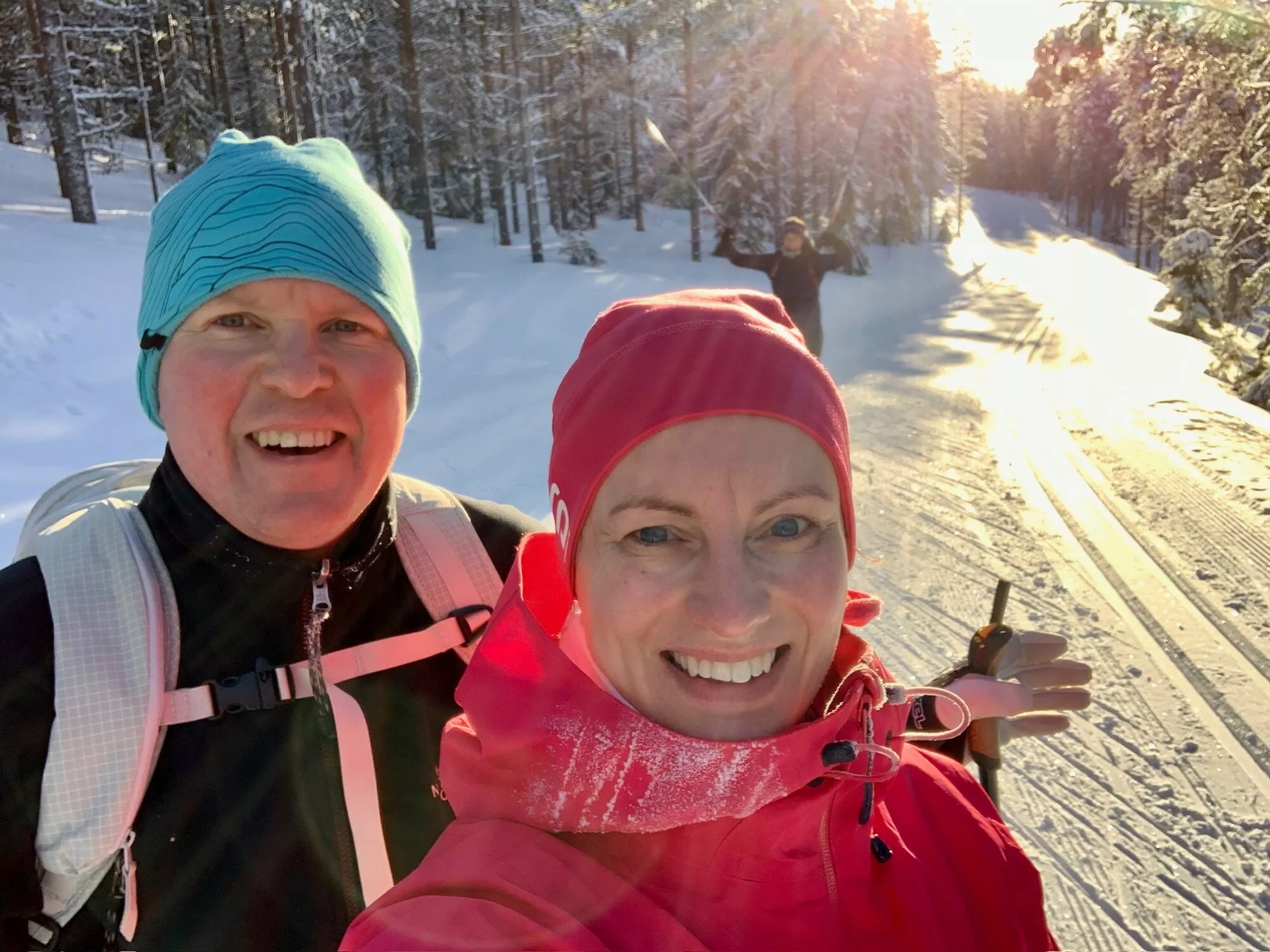 Mikko Kallas (vas.) ja Linda Kallas (oik.) hiihtämässä.