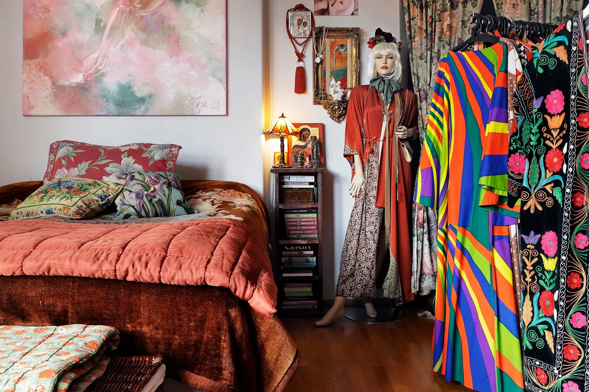 Makuuhuoneessa on useampi vaaterekki osana sisustusta. Seinillä ja pöydillä on Irjan korukokoelmia, korvakorut roikkuvat kehyksissä ja antiikkinen ompelunukke on omistettu muun muassa Irjan oman malliston koruille. 1920-luvulla valmistetun vaatekaapin ovessa roikkuu silkkinen kimono.