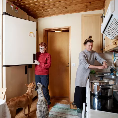 Kaisa ja Anneli Jaatisen ruokakuntaan kuuluvat myös Kaisan ja hänen puolisonsa koirat, joita koko talous hoitaa yhdessä. 