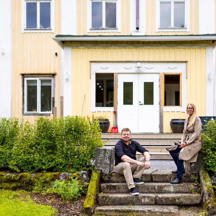 Jukka Ketola ja Jessica Förström kartanon portailla. He valmistelevat hotellin ja ravintolan perustamista kartanoon.