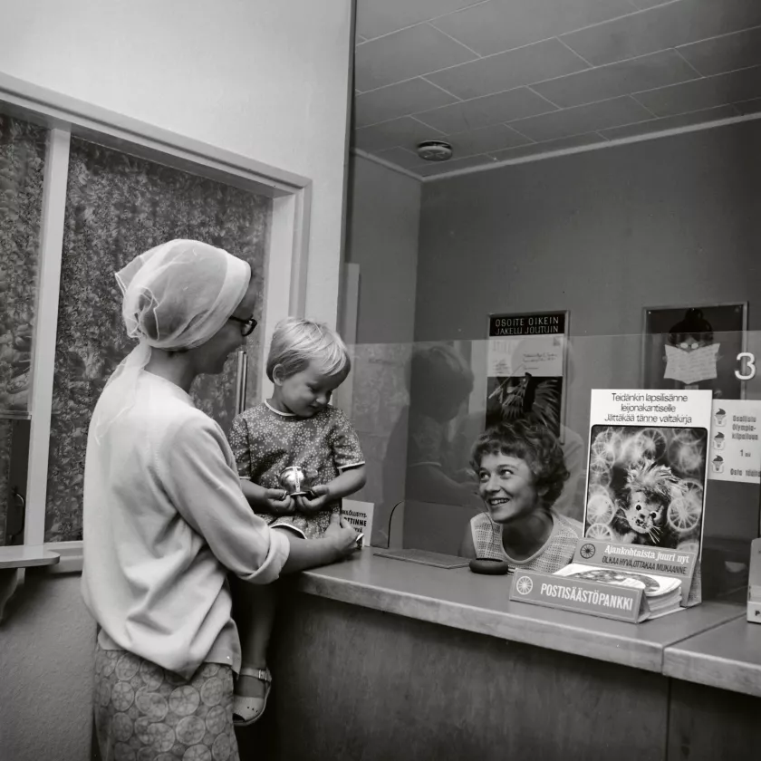 Nainen ja lapsi asioimassa Kurun Postisäästöpankin virkailijan pakeilla vuonna 1968.
