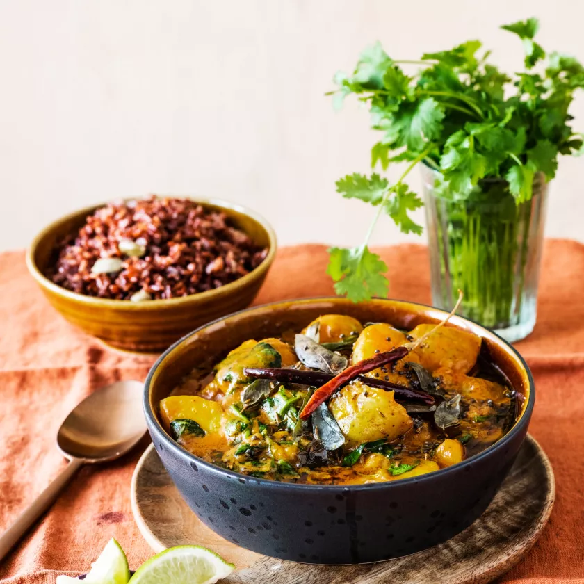 Kuuma chiliöljy eli chhonk sopii mausteeksi intialaisiin ruokiin. Perunacurryn ohjeen löydät kotiliesi.fi -sivuilta. 