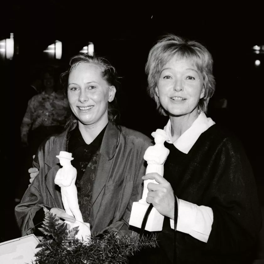 Kati Outi­sella (vas.) ja Elina Salolla oli hymyn aihetta Tulitikkutehtaan tytöstä 1991.