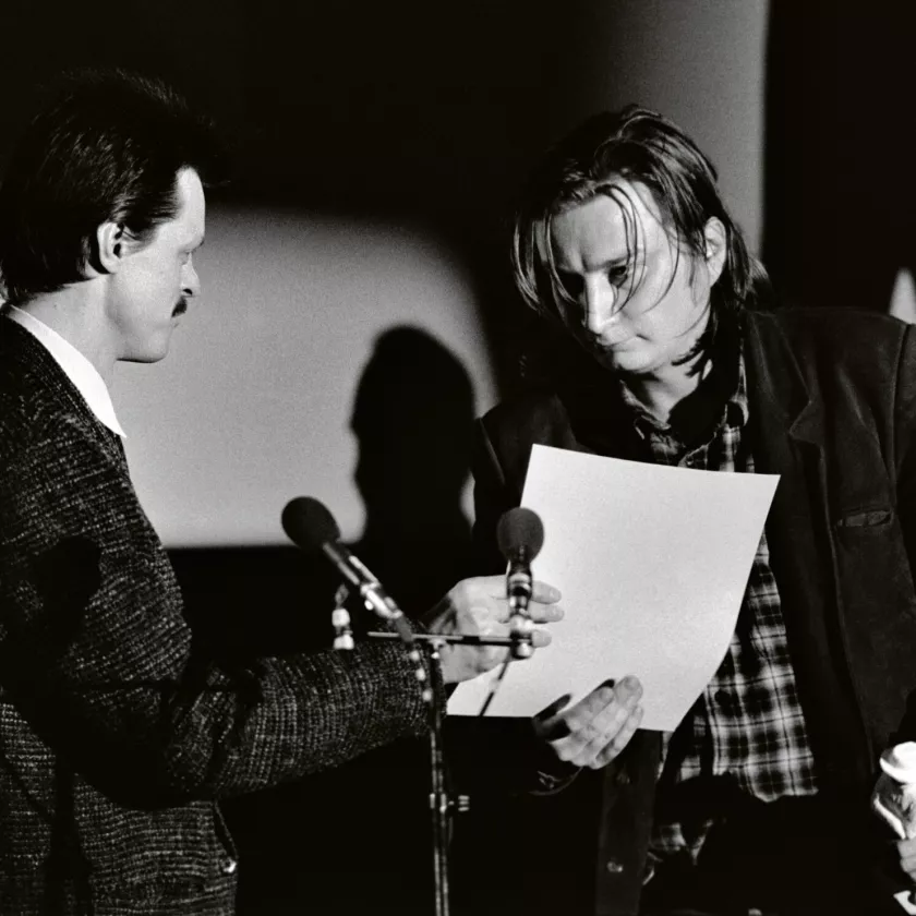 Kaikkien aikojen Jussi-palkintomagneetin Aki Kaurismäen huoletonta tyyliä vuonna 1987, jolloin palkittiin elokuva Varjoja paratiisissa.