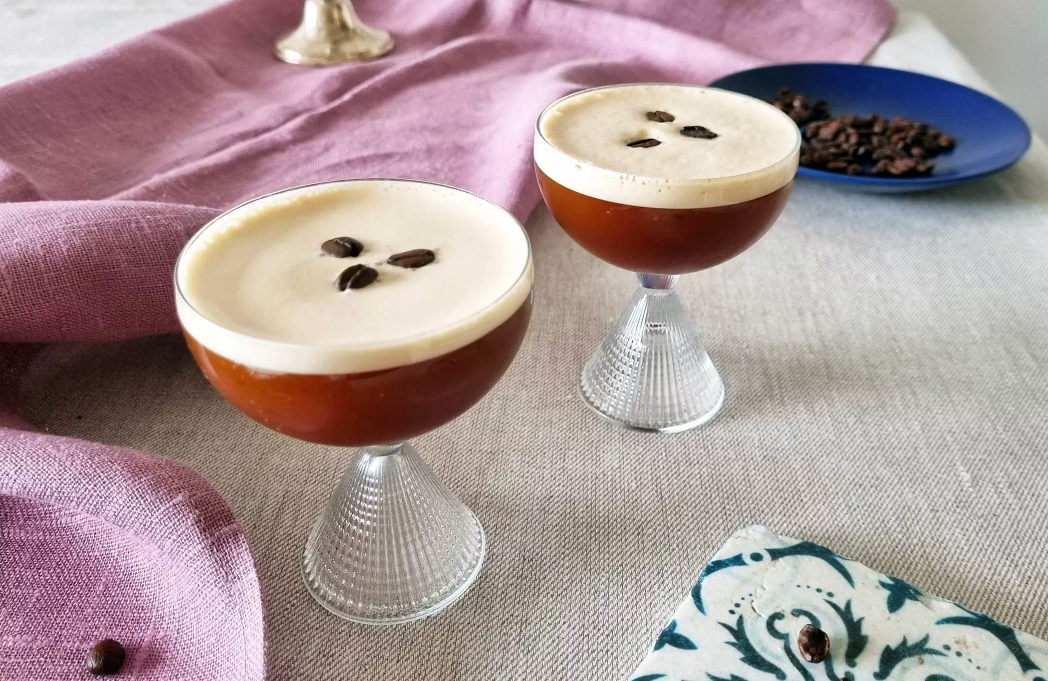 Kaksi Espresso Martinia pöydällä.