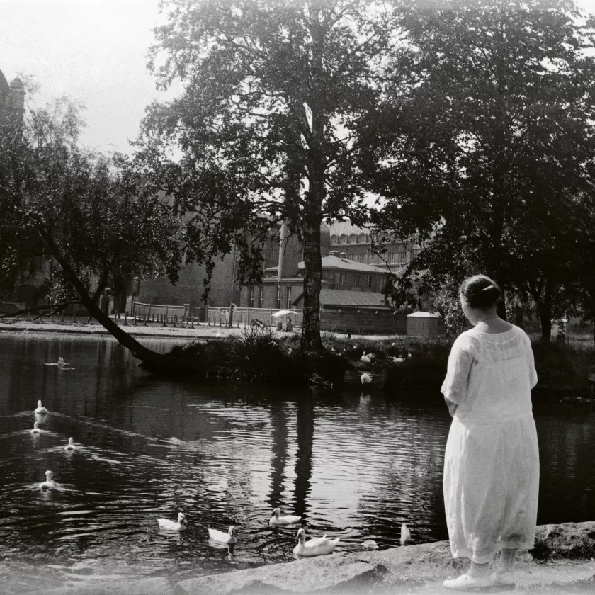 Kaisaniemen puisto, joutsenlampi 1920-luvulla.