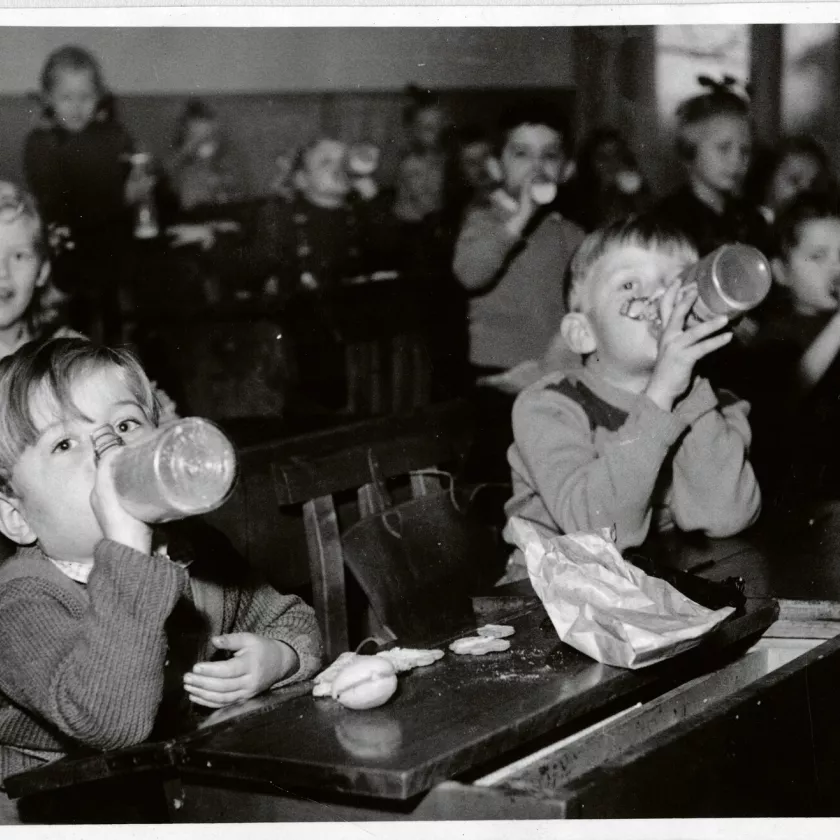 Lapset kittasivat maitoa jo kauan ennen EU:n tukeakin. Snellmanin kansakoulussa Helsingissä syötiin vuonna 1955 eväitä luokassa, ja juomana oli tietenkin maitoa.