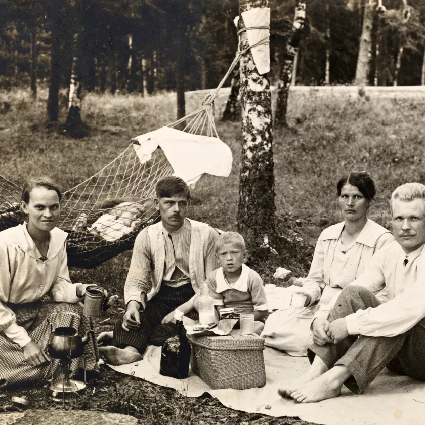 Seurasaaren kansanpuisto, kaksi perhettä yhteisellä eväsretkellä vuonna 1917. 