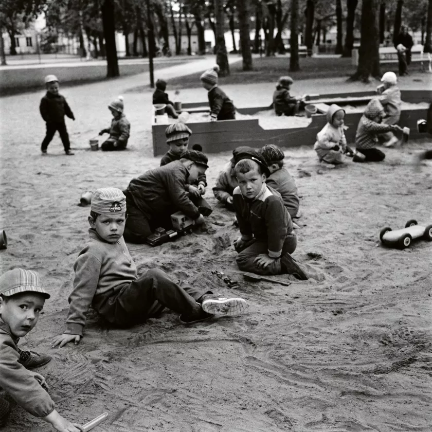 Lapsia Porvoon kaupunginpuistossa vuonna 1969.