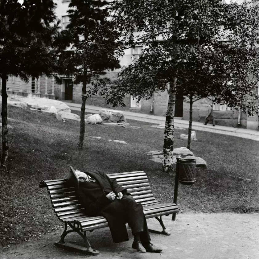 Juopunut mies puiston penkillä 1931.