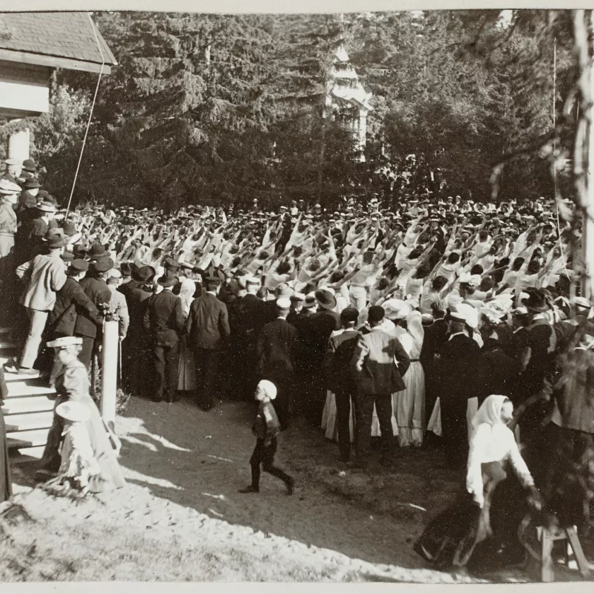 Yleisö seuraa voimistelunäytöstä Sortavalan Vakkosalmen puiston laulujuhlilla 1906.