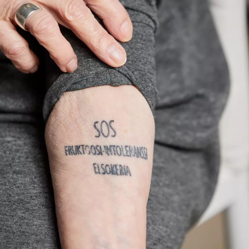 Sirkka-Liisa Kallion vävy keksi, että anopin käteen tehdään fruktoosi-intoleranssista kertova tatuointi, jos tämä joutuu tilanteisiin, joissa ei voi puhua.