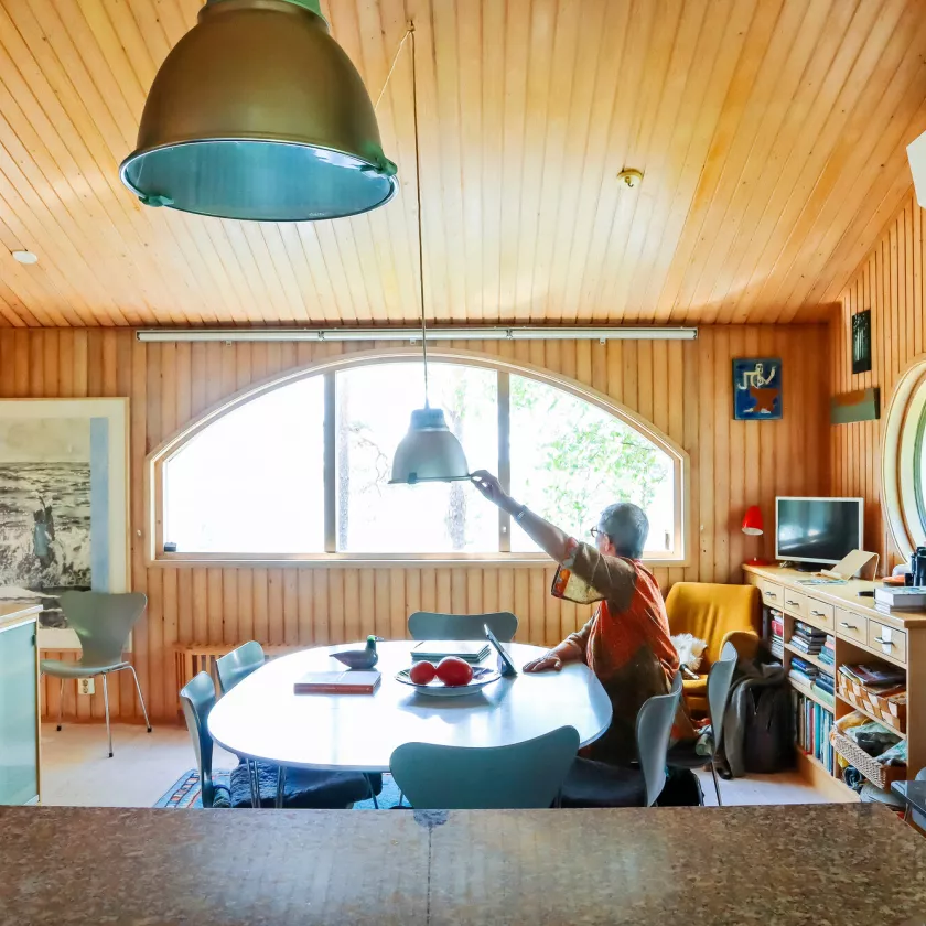 Iltapäivisin keittiöön virtaa valoa lahden suunnalta. Arne Jacobsenin suunnitteleman pöydän ääressä nautitaan usein paikallista lähiruokaa.