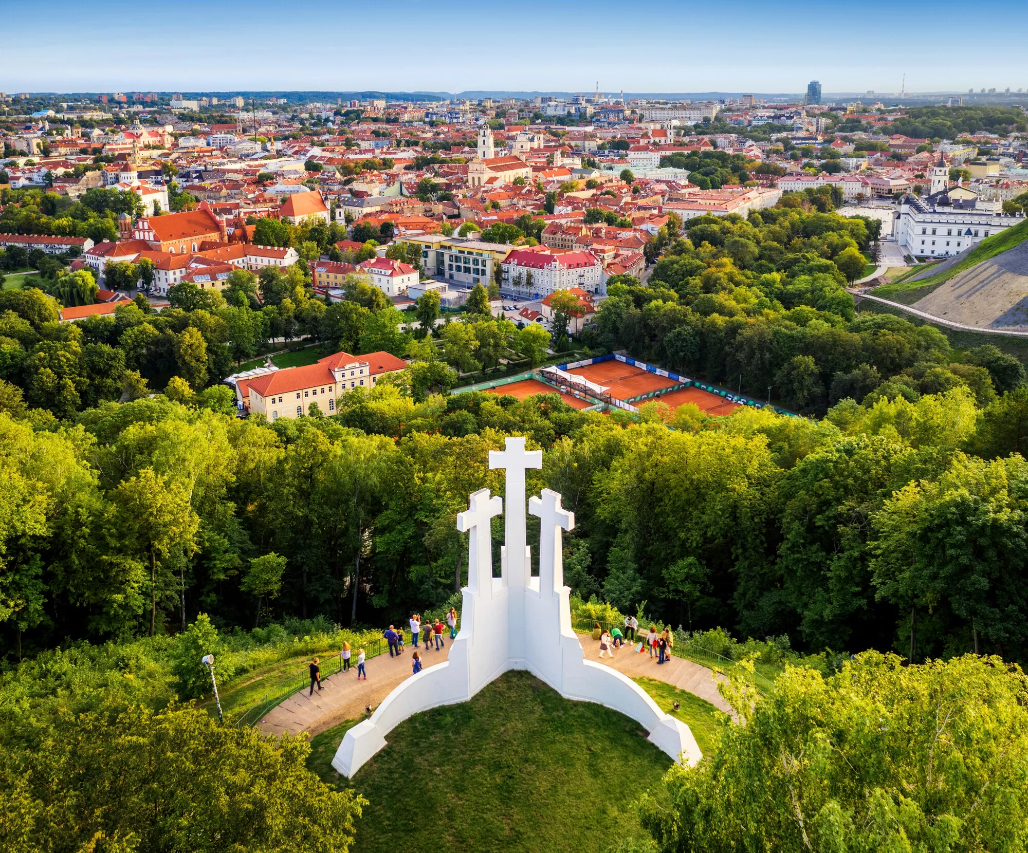Liettua-matka: kuva Vilnan Kolmen ristin kukkulalta Vilnan vanhaankaupunkiin.