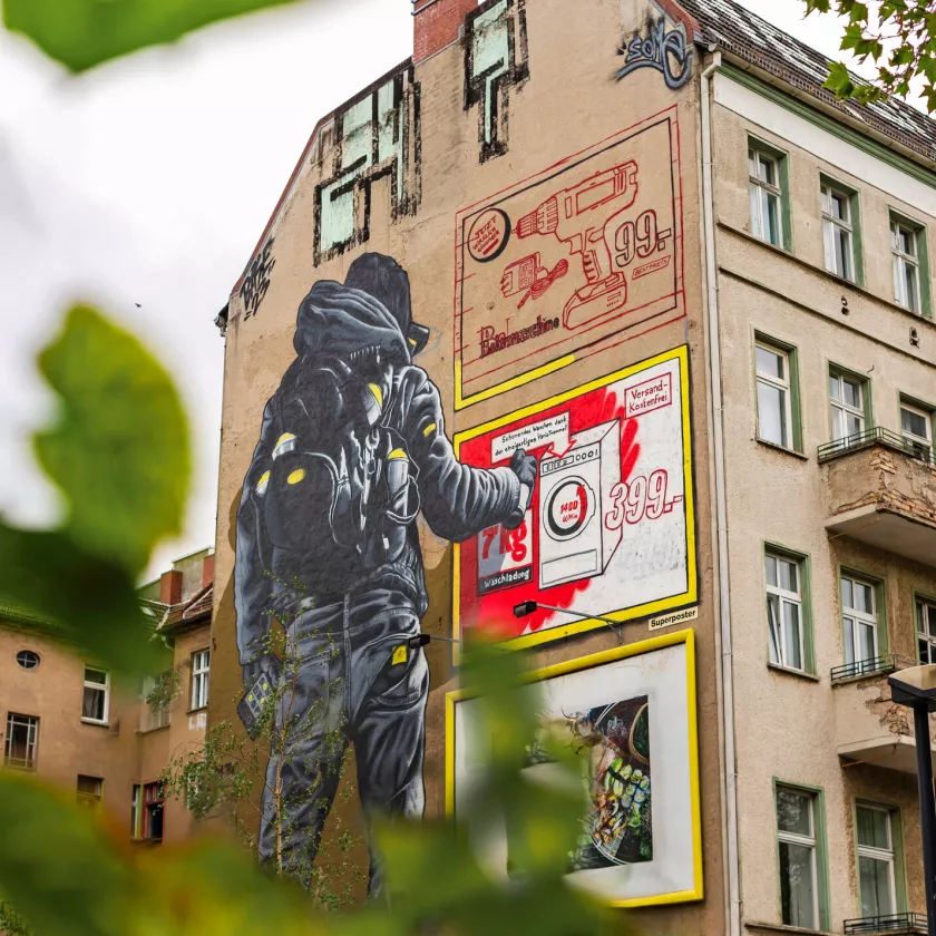 Muraalit värittävät Friedrichschainin kaupunginosaa.