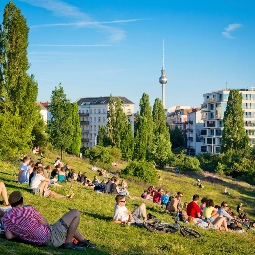 Prenzlauer ­Bergissä sijaitseva Mauerpark kerää väkeä kirpputoreille ja piknikille.