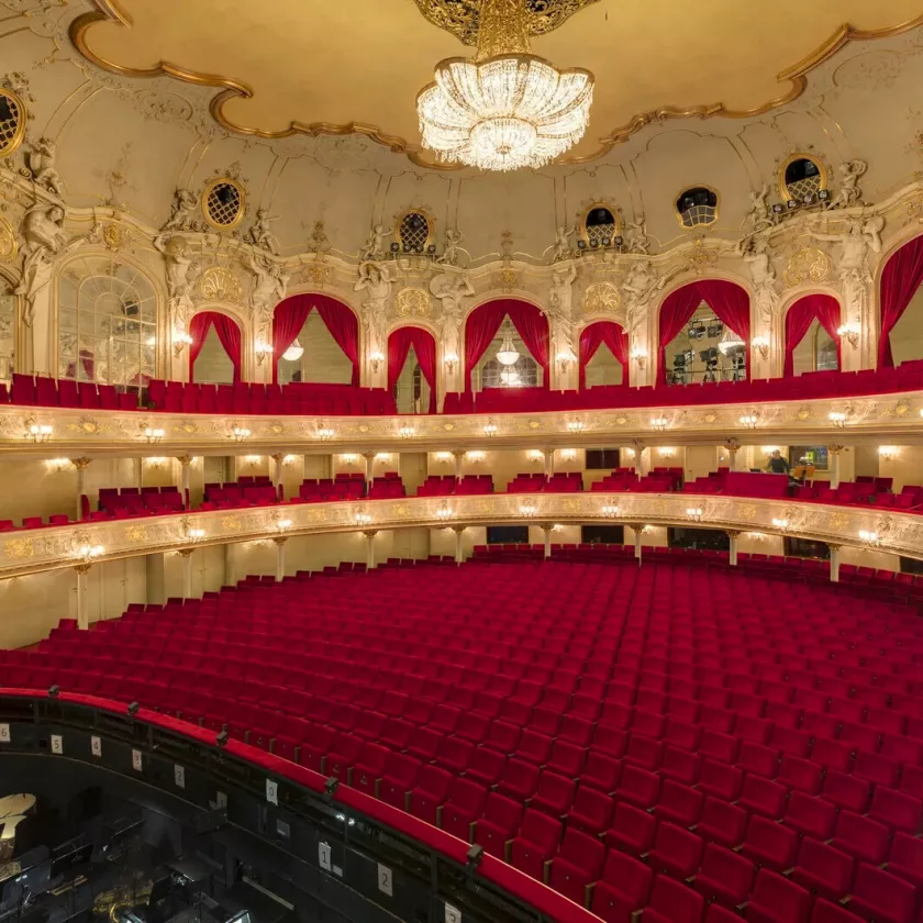 Komische ­Operin esitykset riittävät Outille syyksi matkustaa Berliiniin.