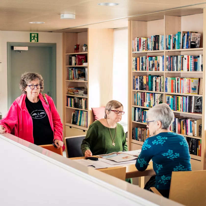 Yhteisöllinen senioritalo Kotisataman kirjasto ja Kaarina Rantavaara, Terttu Peltonen ja Maritta Savilahti.