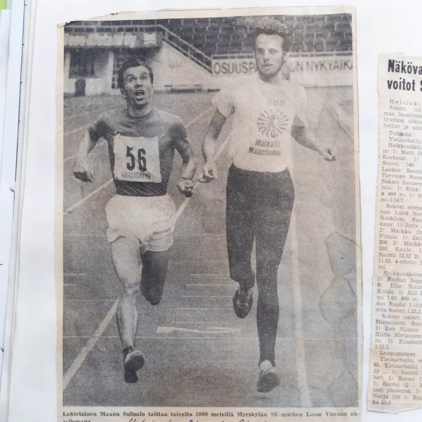 Maunon leike­kirjaan on liimattu hauska kuva vuodelta 1972. Siinä juostaan pohjoismaiden mestaruuskisoja Helsingin olympiastadionilla. 3 000 metrin juoksussa Maunoa avustaa poliisi nimeltä Lasse Virén.