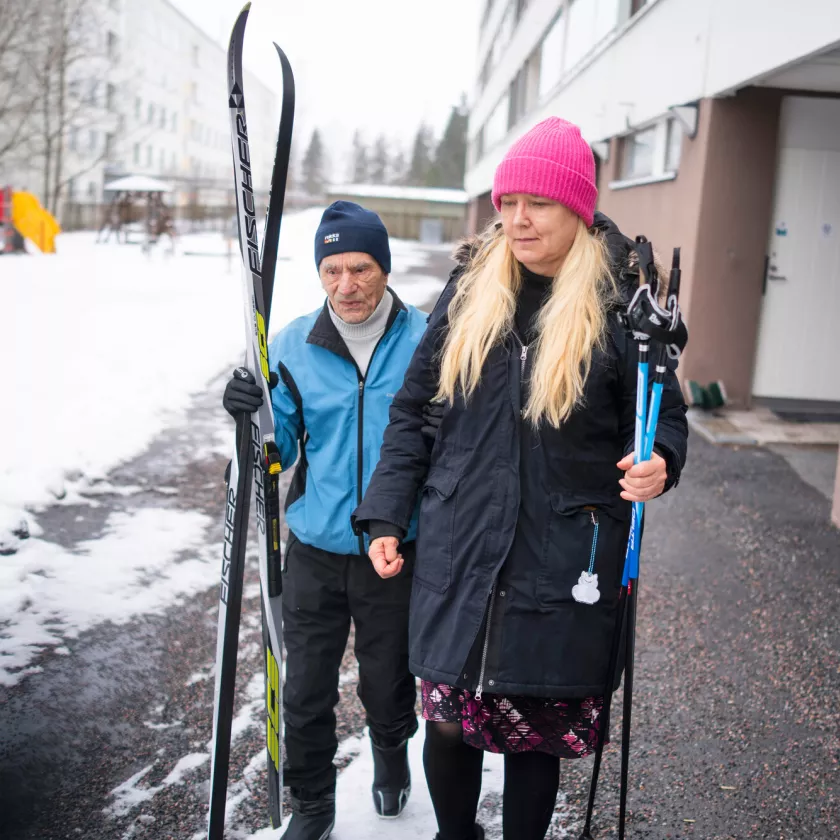 Maunon avustaja eli ladulla silminä mukana hiihtävä Minna Blomster ei ole mikä tahansa sunnuntaihiihtäjä, vaan hiihtänyt nuorena myös kilpaa. 
