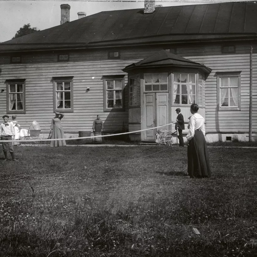 1900-luvun alussa Muolaan pappilan pihamaalla pelattiin sulkapalloa.