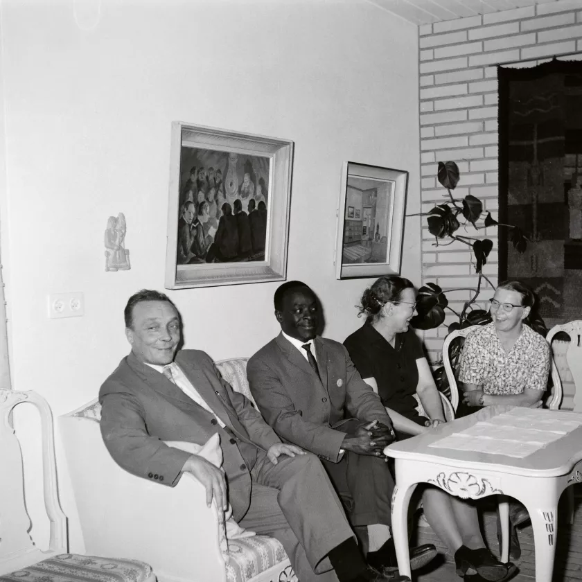 Tanganjikalainen pastori Hosea Nsemwa vieraili Ylivieskan pappilassa  1961. Isäntinä kirkkoherra Iikka Takala rouvansa kanssa. Tulkkina toimi diakonissa Helvi Aho.