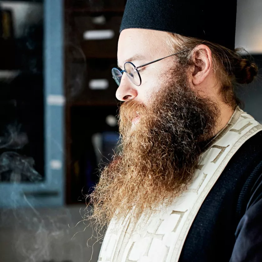 Isä Damaskinos on suomalaissyntyinen ortodoksimunkki, joka elää Kreikan Athosvuoren luostariyhteisössä.